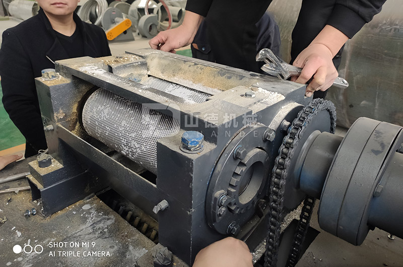 新型對(duì)輥擠壓造粒機(jī)（對(duì)輥顆粒機(jī)）