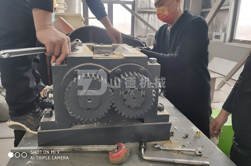 新型對(duì)輥擠壓造粒機(jī)（對(duì)輥顆粒機(jī)）