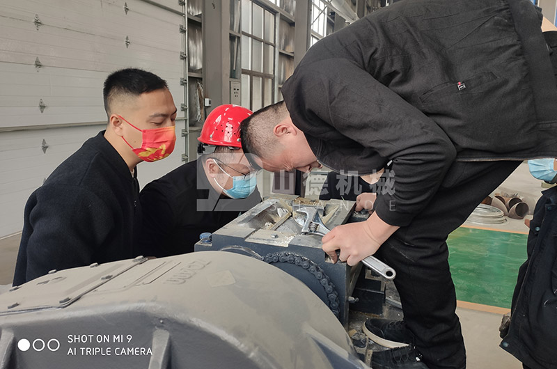 新型對(duì)輥擠壓造粒機(jī)（對(duì)輥顆粒機(jī)）