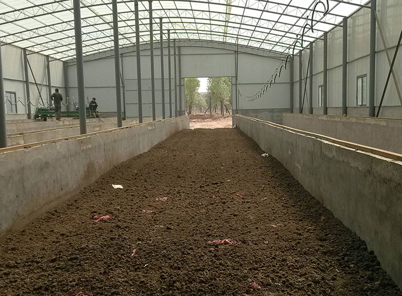 牛糞發(fā)酵翻堆