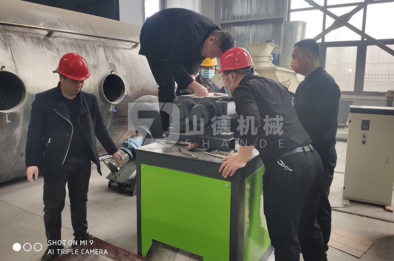 新型對(duì)輥擠壓造粒機(jī)（對(duì)輥顆粒機(jī)）