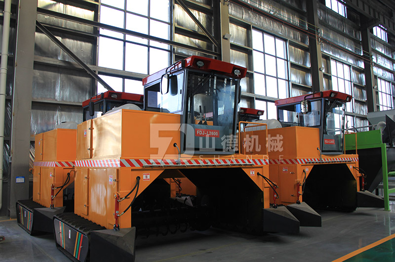 有機(jī)肥履帶式翻拋機(jī)