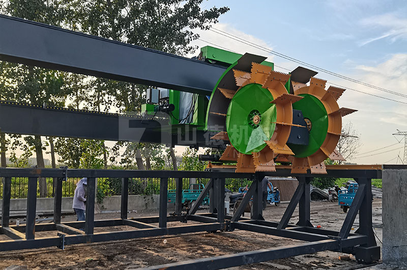 輪盤(pán)式翻堆機(jī)