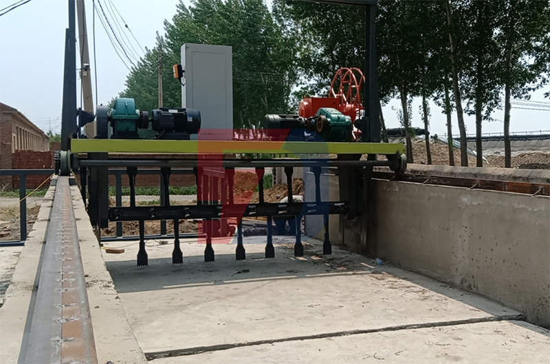 豬糞有機(jī)肥翻堆機(jī)