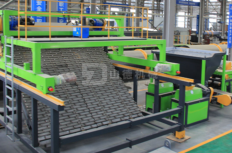 有機(jī)肥鏈板式翻拋機(jī)